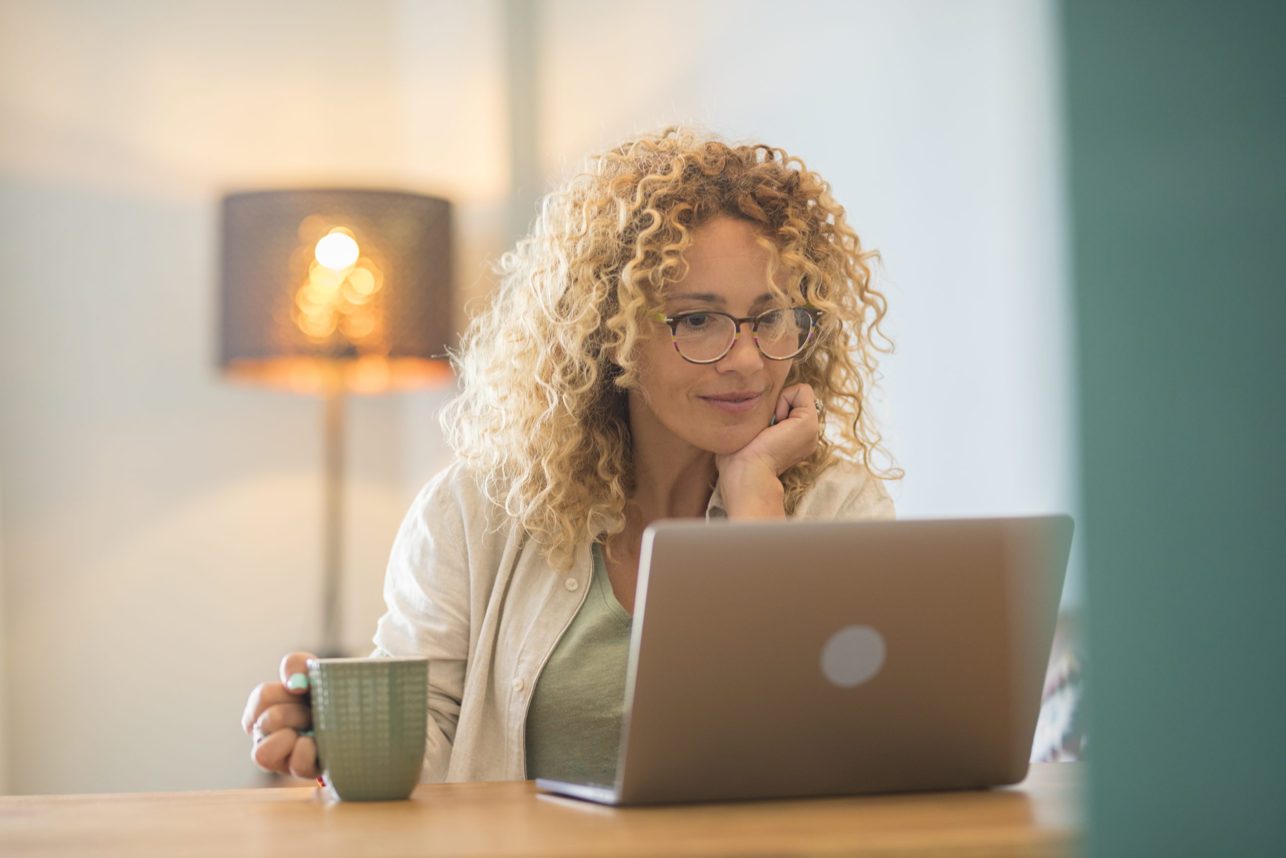 woman searching for 5 signs of a healthy relationship